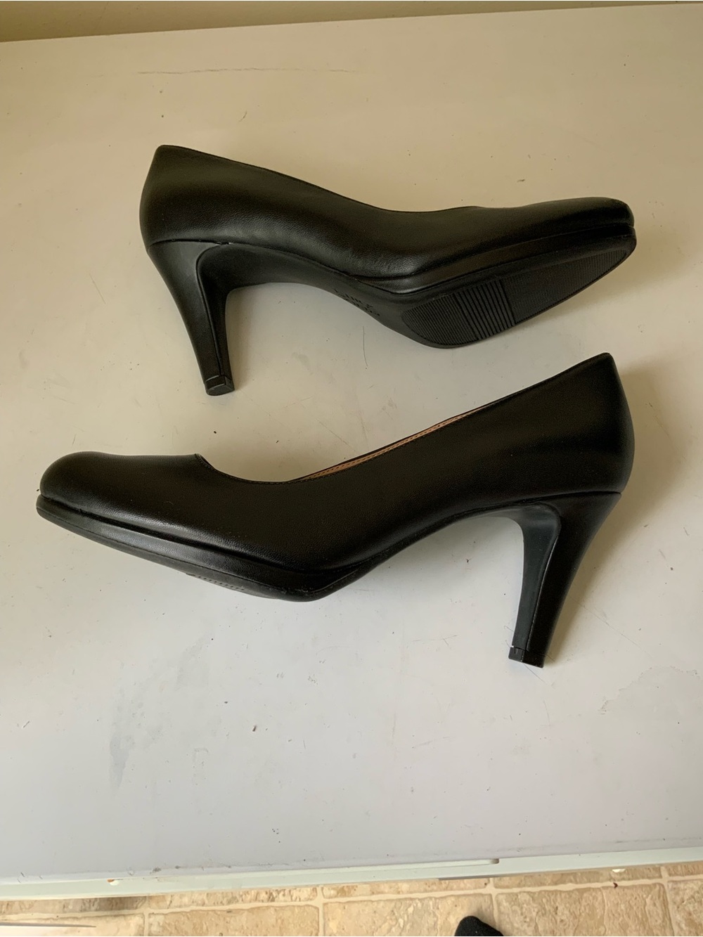 Naturalizer Black Leather Classic Round-Toe Heels - Picture 8 of 8
